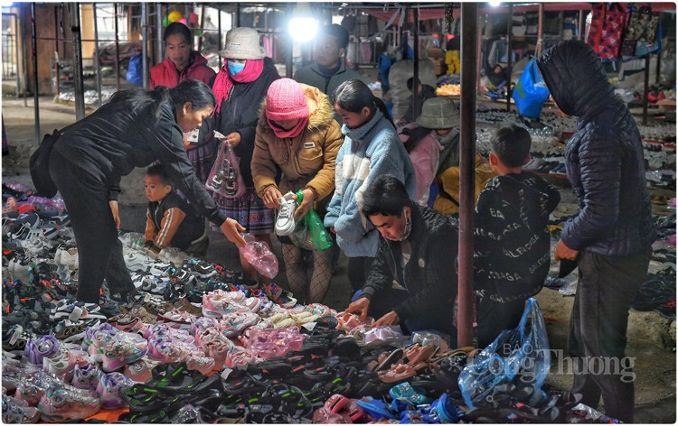 Theo chân đồng bào Mông xuống chợ phiên Pà Cò ngày giáp Tết