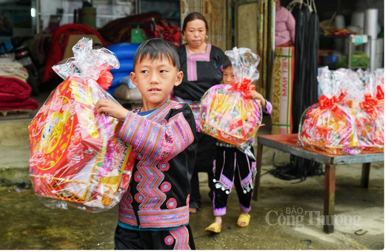 Theo chân đồng bào Mông xuống chợ phiên Pà Cò ngày giáp Tết