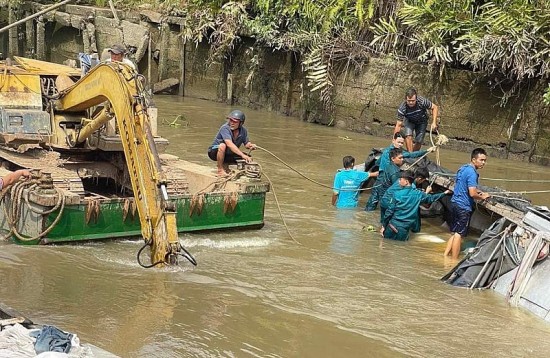 Lật ghe gỗ trên sông Bô Kê (Vĩnh Long): 23 tấn gạo chìm dưới lòng sông