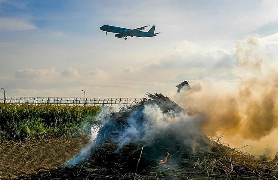 Hà Nội: Yêu cầu tăng cường quản lý hoạt động đốt rơm rạ gần sân bay Nội Bài