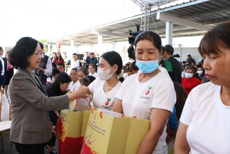 Trưởng Ban Tổ chức Trung ương Trương Thị Mai thăm, tặng quà tết cho công nhân ở Lâm Đồng