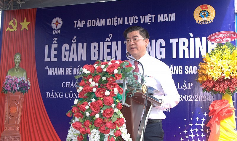 TP. Hồ Chí Minh: Gắn biển thi đua công trình điện chào mừng 94 năm thành lập Đảng cộng sản Việt Nam