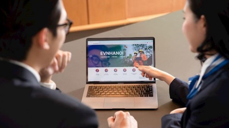 Khách hàng có thể linh hoạt sử dụng các kênh thông tin trong Hệ sinh thái chăm sóc khách hàng của EVNHANOI