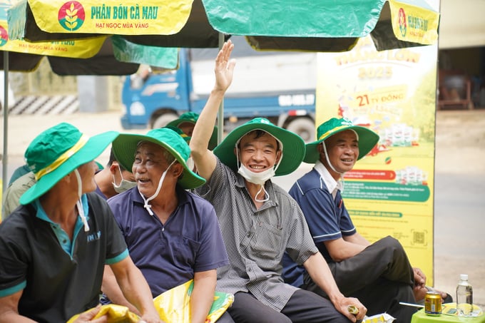 Bà con nông dân tham gia nhiệt tình, hưởng ứng hết mình các hoạt động của chương trình Mùa vàng thắng lớn.