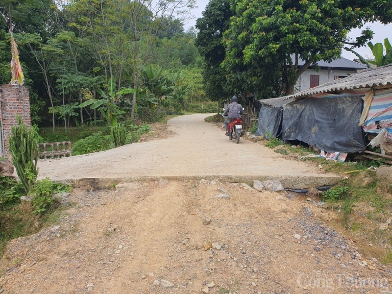Hòa Bình: Cầu mới thi công dang dở, dân phải ghép cây keo làm cầu tạm