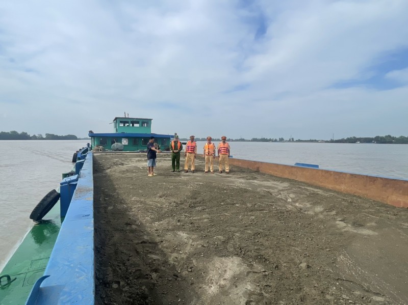 Bắt giữ tàu vận chuyển cát biển không có hóa đơn, chứng từ