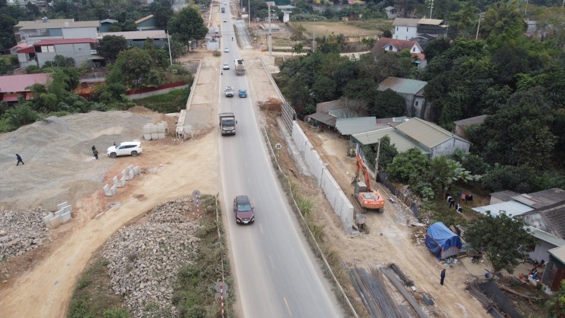 Hối hả thi công trên các tuyến đường trọng điểm vùng cửa ngõ Tây Bắc