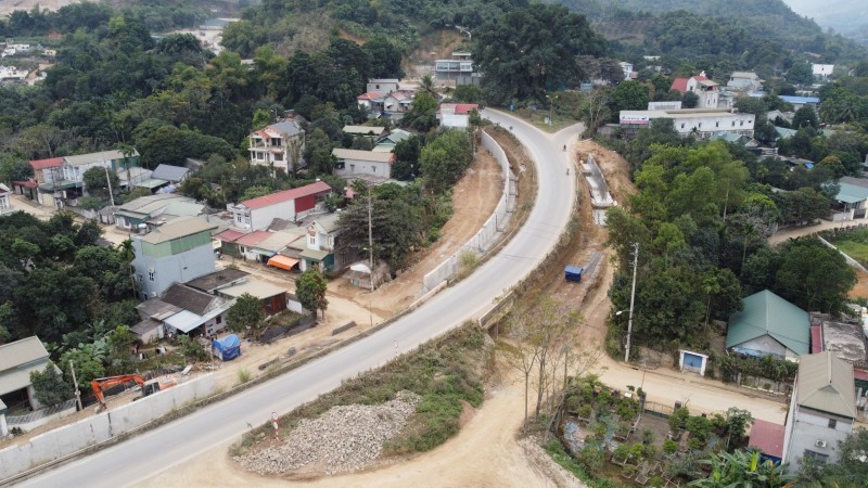 Hối hả thi công trên các tuyến đường trọng điểm vùng cửa ngõ Tây Bắc