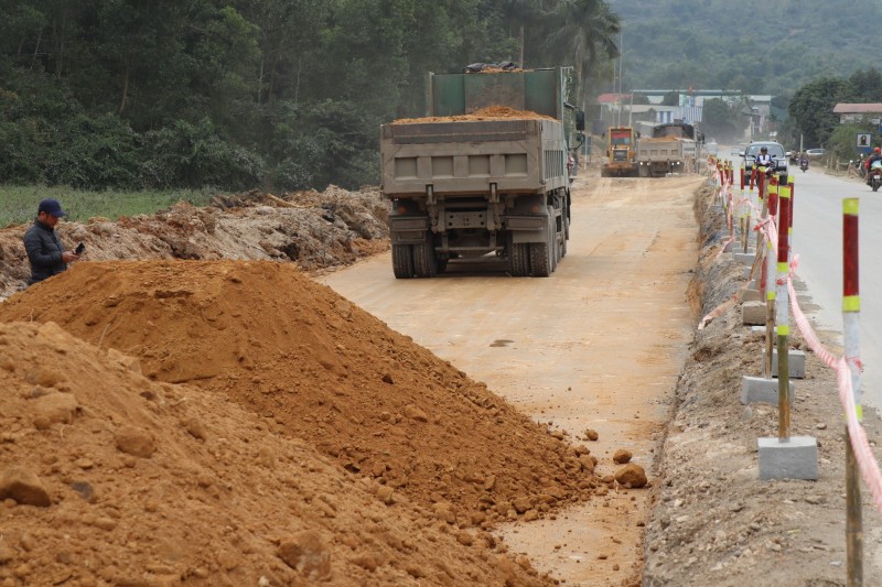 Hối hả thi công trên các tuyến đường trọng điểm vùng cửa ngõ Tây Bắc