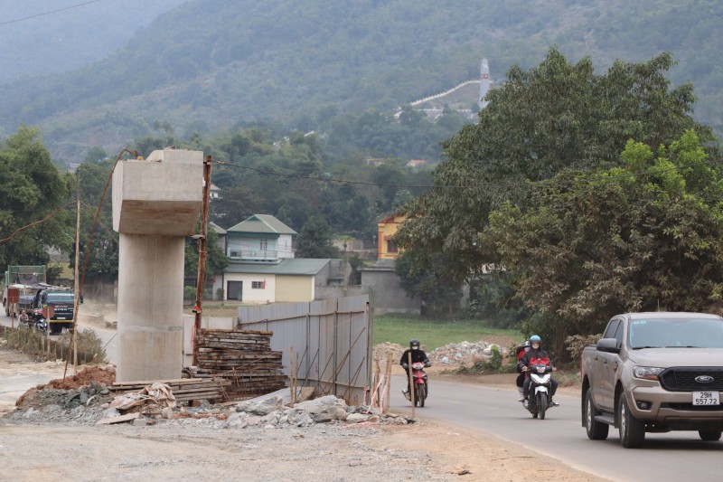 Hối hả thi công trên các tuyến đường trọng điểm vùng cửa ngõ Tây Bắc