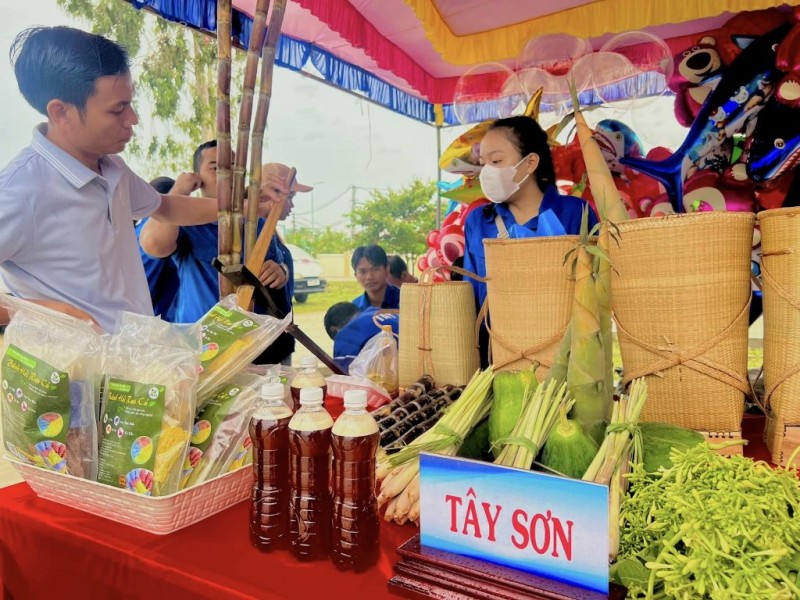 Tham gia hội chợ là cơ hội để huyện Tây Sơn giới thiệu sản phẩm (Ảnh: T.H)