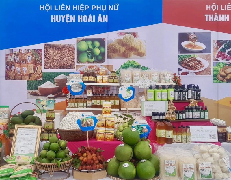 Phiên chợ giới thiệu các sản phẩm nông sản của đồng bào dân tộc thiểu số huyện Hoài Ân (Ảnh: Hội LHPN tỉnh Bình Định)