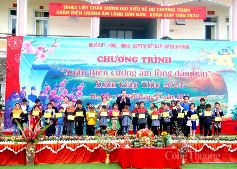 Trao 600 suất quà cho người nghèo Xín Mần trong chương trình “Xuân biên cương, ấm lòng dân bản”