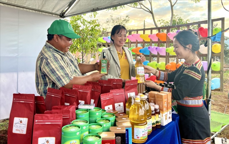 Phiên chợ giao lưu, kết nối, thúc đẩy tiêu thụ sản phẩm vùng đồng bào DTTS&MN năm 2023 tại làng Kép 2, xã Ia Mơ Nông, huyện Chư Păh (Ngọc Thu)