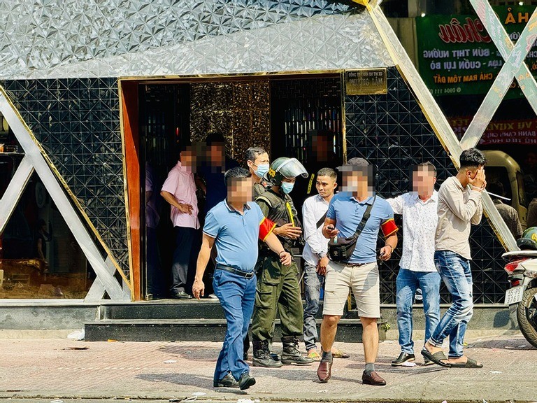 Hàng trăm cảnh sát bao vây quán bar ở quận Tân Phú, TP Hồ Chí Minh