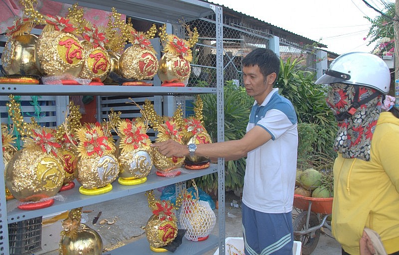 TP. Hồ Chí Minh: Dừa dát vàng 24K trưng Tết 1 triệu đồng/cặp cháy hàng