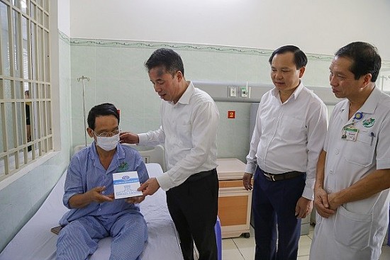tiep tuc chuong trinh tang so bao hiem xa hoi bao hiem y te mang tet am den voi nguoi ngheo