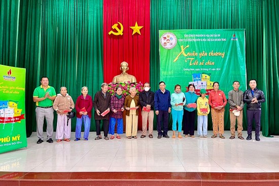 quang nam trao 350 suat qua tet cho nguoi ngheo nguoi co hoan canh kho khan