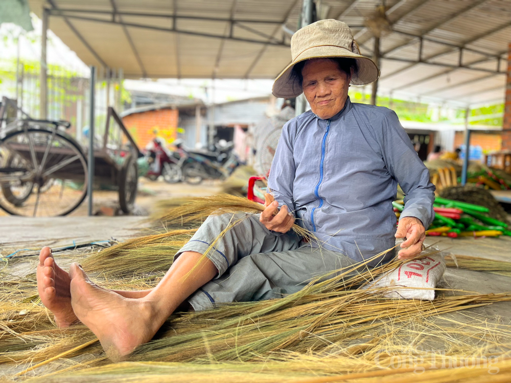 Phú Yên: Cả làng bó chổi mỏi tay để kịp giao hàng Tết Phú Yên: Cả làng bó chổi mỏi tay để kịp giao hàng Tết