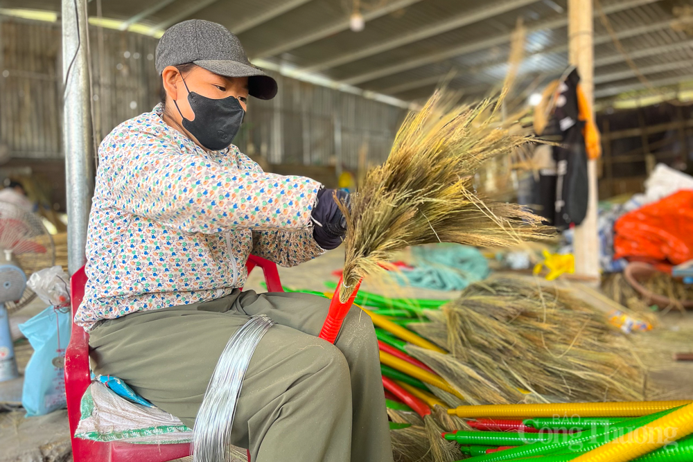 Phú Yên: Cả làng bó chổi mỏi tay để kịp giao hàng Tết