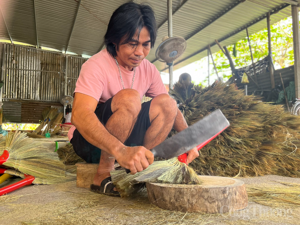 Phú Yên: Cả làng bó chổi mỏi tay để kịp giao hàng Tết