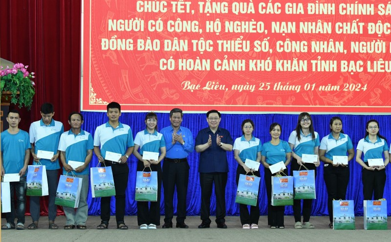 Chủ tịch Quốc hội thăm, tặng quà Tết Nguyên đán tại Bạc Liêu