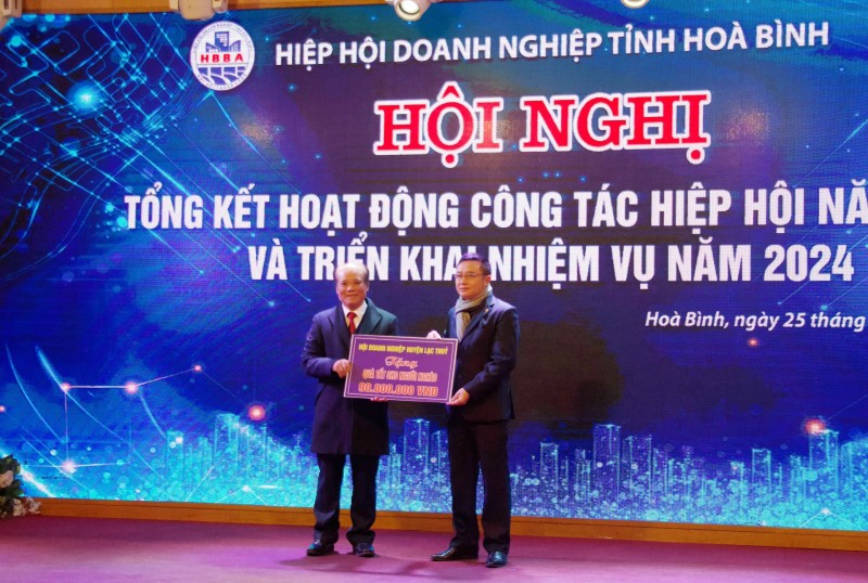 Hội doanh nghiệp tỉnh Hòa Bình tặng hơn 3 tỷ đồng cho người nghèo dịp Tết Nguyên đán