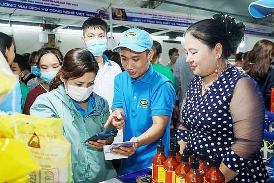 the mua hang tai cho tet cong doan online cua hd saison chi co gia 300000 dong