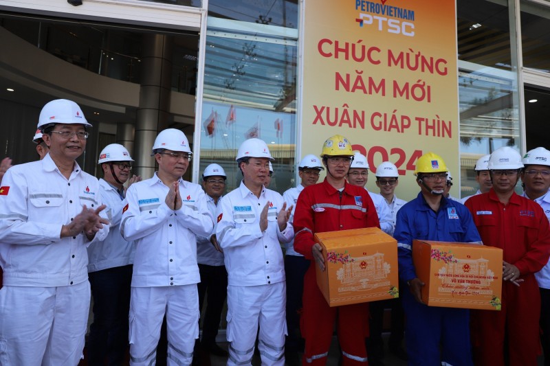 Chủ tịch nước Võ Văn Thưởng tặng quà, chúc Tết cán bộ, người lao động của PTSC. Chủ tịch nước Võ Văn Thưởng tặng quà, chúc Tết cán bộ, người lao động của PTSC.