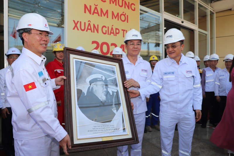 Chủ tịch nước Võ Văn Thưởng thăm, chúc Tết người lao động ngành dầu khí Chủ tịch nước Võ Văn Thưởng thăm, chúc Tết người lao động ngành dầu khí