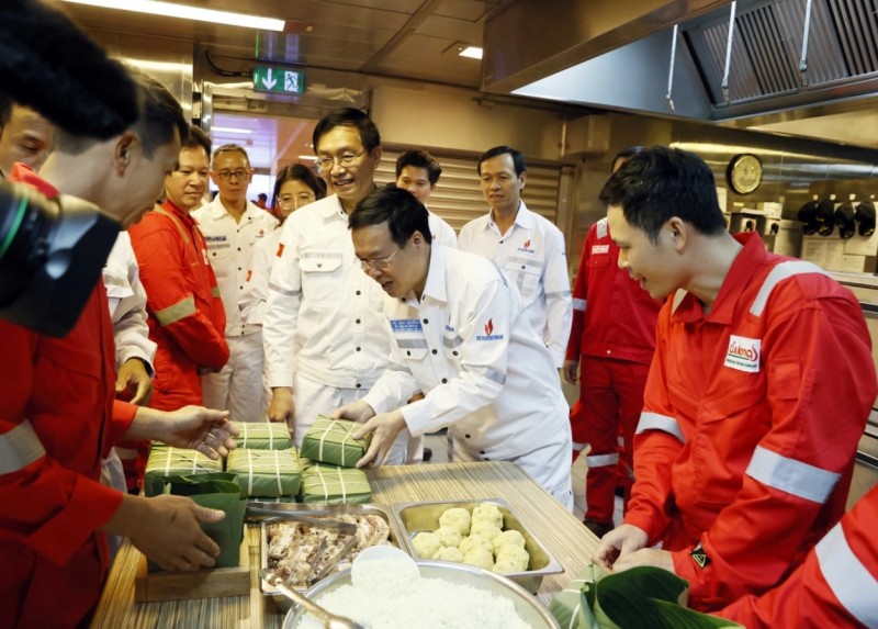 Chủ tịch nước Võ Văn Thưởng tham quan khu vực sinh hoạt của người lao động giàn khai thác trung tâm của Công ty Liên doanh điều hành Cửu Long (Cửu Long JOC) - Ảnh: TTXVN