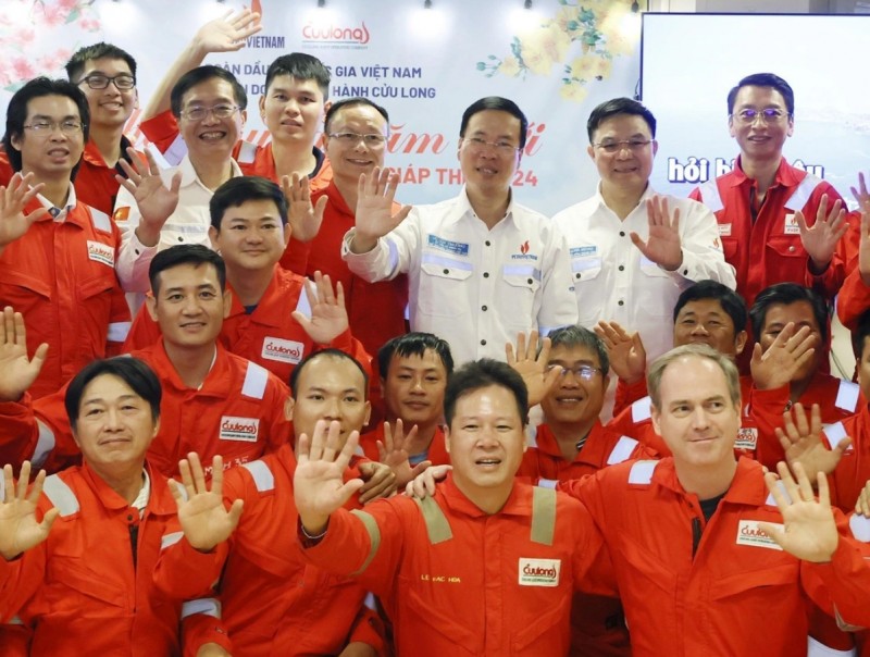 Chủ tịch nước Võ Văn Thưởng và lãnh đạo PVN với cán bộ, công nhân giàn khai thác trung tâm của Công ty Liên doanh điều hành Cửu Long (Cửu Long JOC) - Ảnh: TTXVN Chủ tịch nước Võ Văn Thưởng và lãnh đạo PVN với cán bộ, công nhân giàn khai thác trung tâm của Công ty Liên doanh điều hành Cửu Long (Cửu Long JOC) - Ảnh: TTXVN