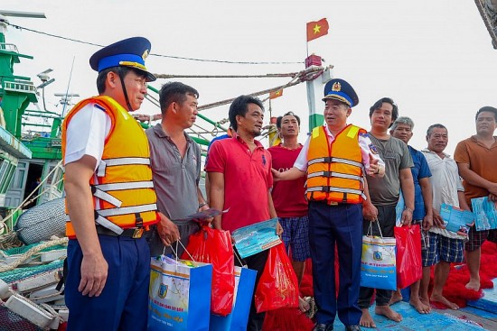 Bộ Tư lệnh Cảnh sát biển Việt Nam chúc Tết quân, dân huyện Côn Đảo