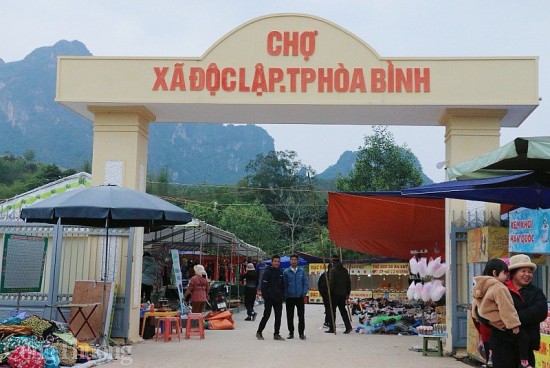 hoa binh nhung hinh anh an tuong doc dao cua phien cho vung cao