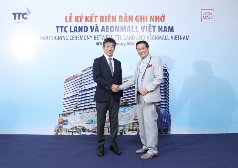 Ông Đặng Văn Thành - Chủ tịch Tập đoàn TTC  và ông Tetsuyuki Nakagawa - Tổng Giám đốc AeonMall Việt Nam đại diện 2 đơn vị bắt tay hợp tác