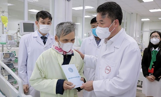 bhxh viet nam tiep noi hanh trinh mang tet am toi benh nhan ngheo
