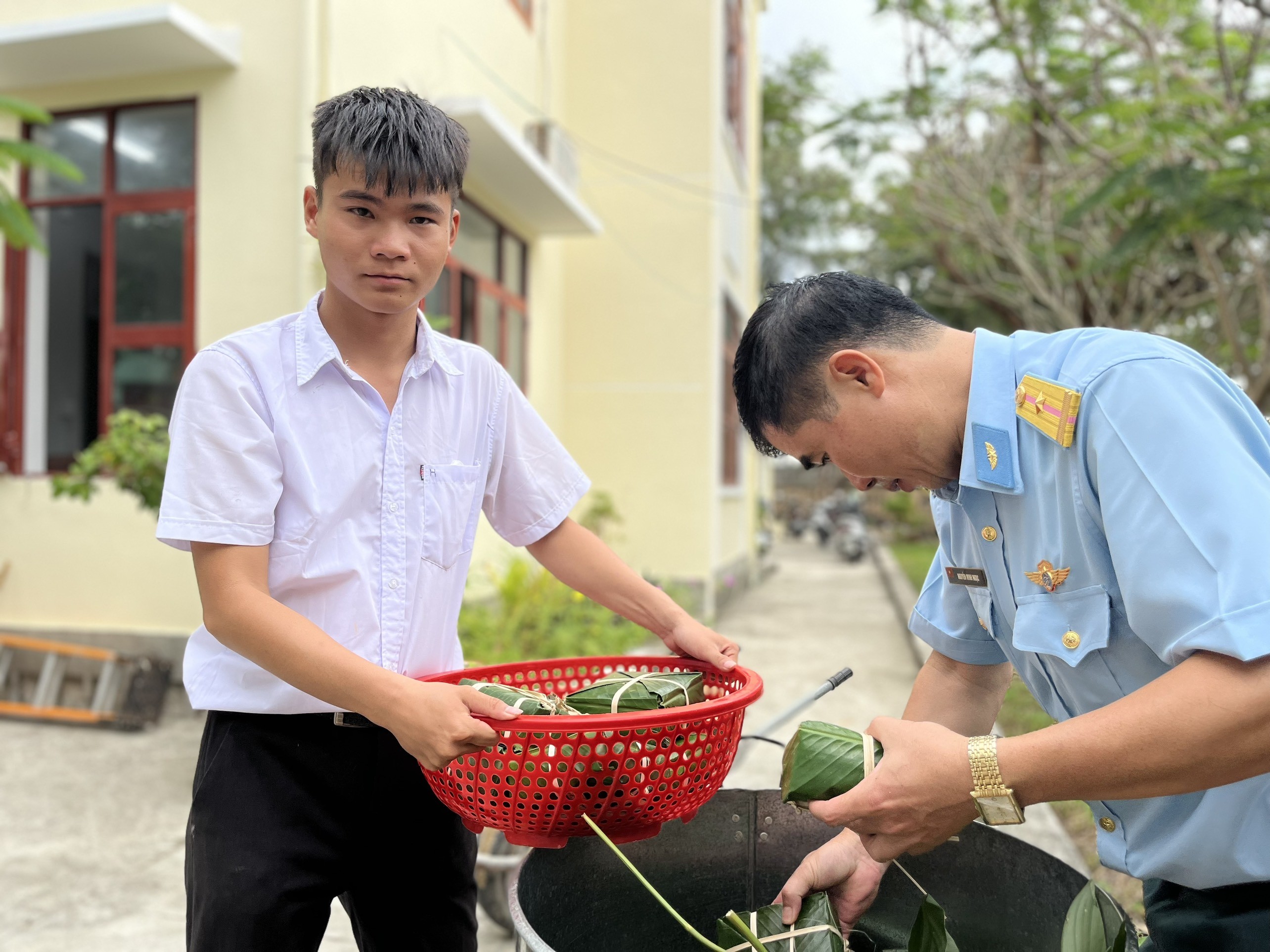 Ấm áp 10 gian hàng yêu thương ở Phú Yên