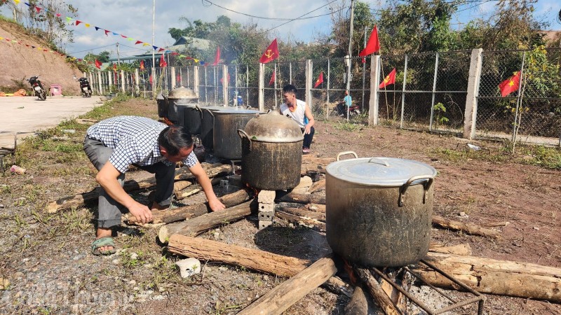 bánh gói xong được luộc tại Đồn biên phòng Nà Hỳ, Nậm Pồ, Điện Biên 