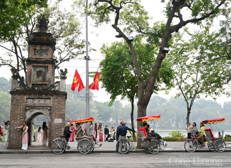 Thủ đô Hà Nội rực rỡ cờ hoa mừng Đảng, chào mùa Xuân mới