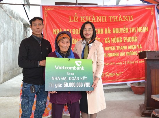 vietcombank khanh thanh nhieu ngoi nha tang nguoi ngheo an cu don tet