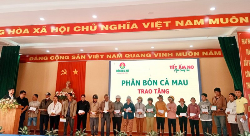 Phân bón Cà Mau mang “Tết ấm no – Mùa sung túc” đến nhà nông