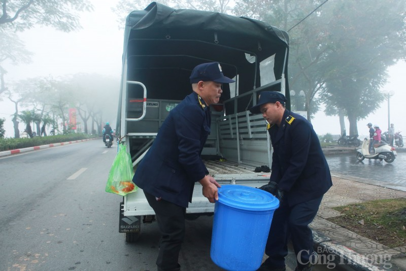 Lực lượng công an hỗ trợ người dân đưa cá chép ra sông tiễn ông Công, ông Táo về trời