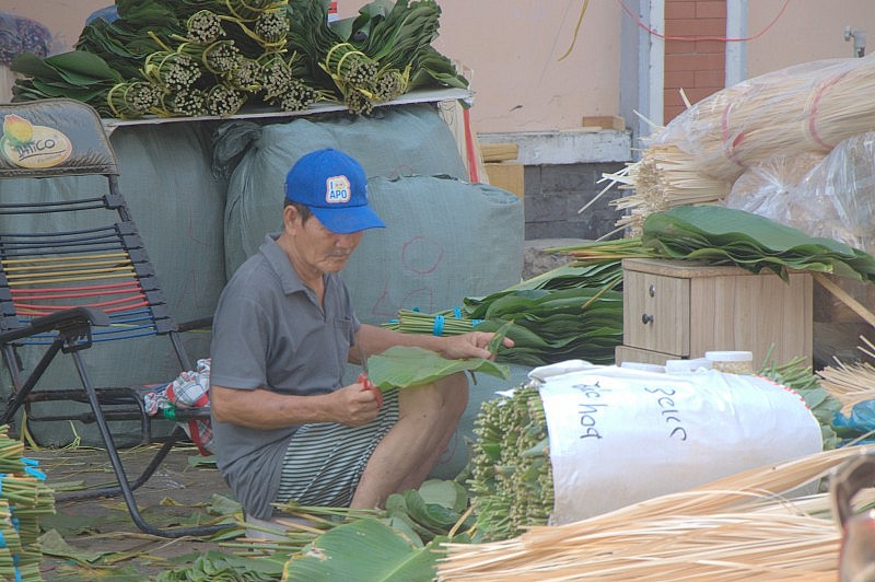 TP. Hồ Chí Minh: Chợ lá dong phiên duy nhất trong năm vắng người mua ngày cận Tết