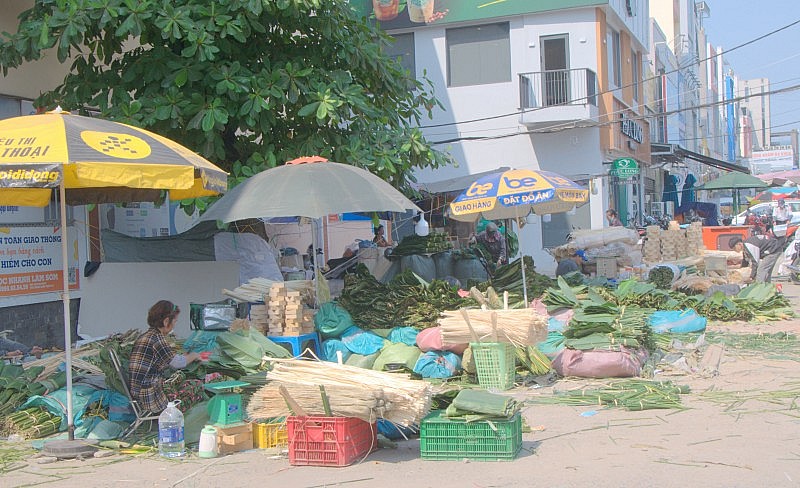 TP. Hồ Chí Minh: Chợ lá dong phiên duy nhất trong năm vắng người mua ngày cận Tết