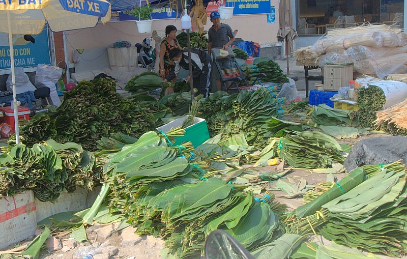 TP. Hồ Chí Minh: Chợ lá dong phiên duy nhất trong năm vắng người mua ngày cận Tết