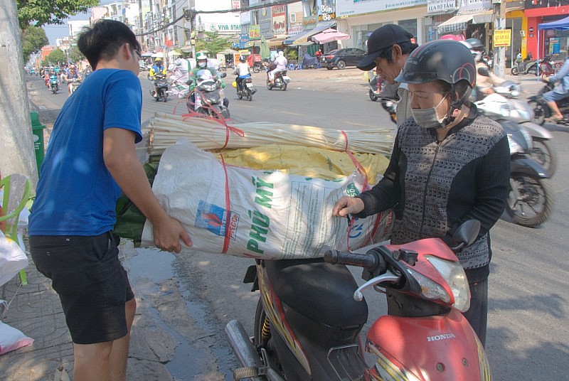 TP. Hồ Chí Minh: Chợ lá dong phiên duy nhất trong năm vắng người mua ngày cận Tết