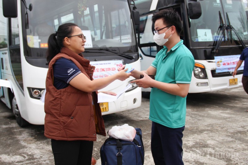 Đà Nẵng: Chuyến xe Công đoàn đưa công nhân về quê ăn Tết