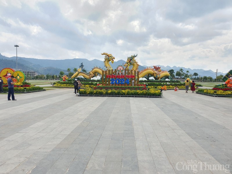 Quảng trường Hòa Bình rực rỡ sắc hoa mừng Đảng, mừng Xuân Quảng trường Hòa Bình rực rỡ sắc hoa mừng Đảng, mừng Xuân