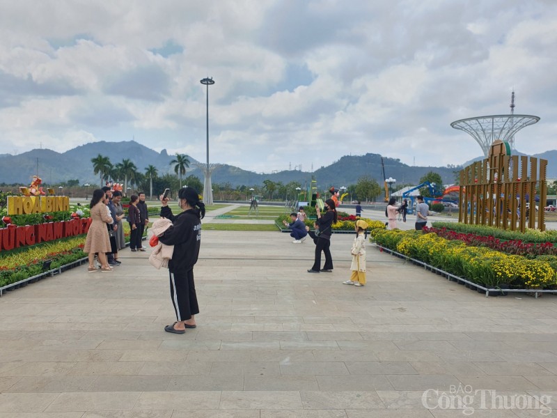 Quảng trường Hòa Bình rực rỡ sắc hoa mừng Đảng, mừng Xuân Quảng trường Hòa Bình rực rỡ sắc hoa mừng Đảng, mừng Xuân