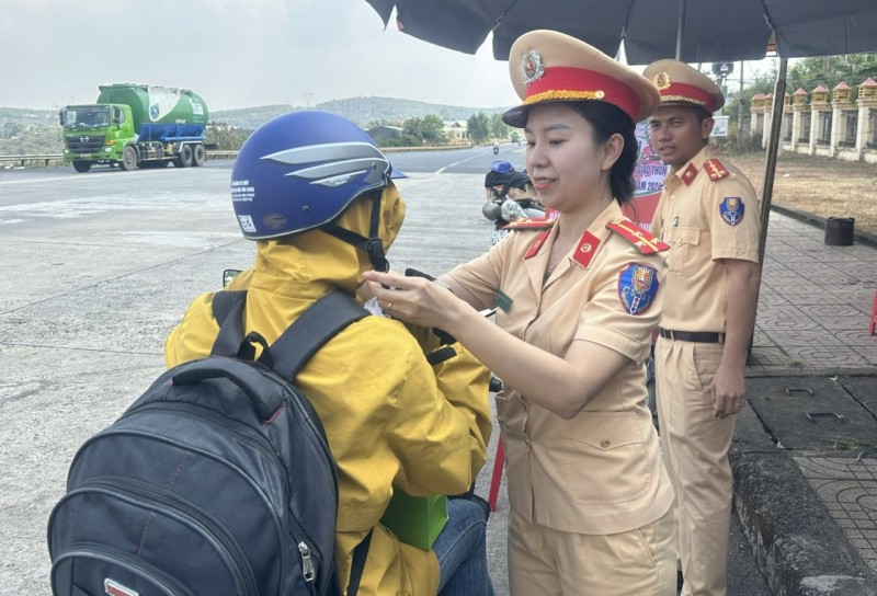 Lực lượng Công an tỉnh Đắk Nông xuyên đêm hỗ trợ người dân về quê đón Tết